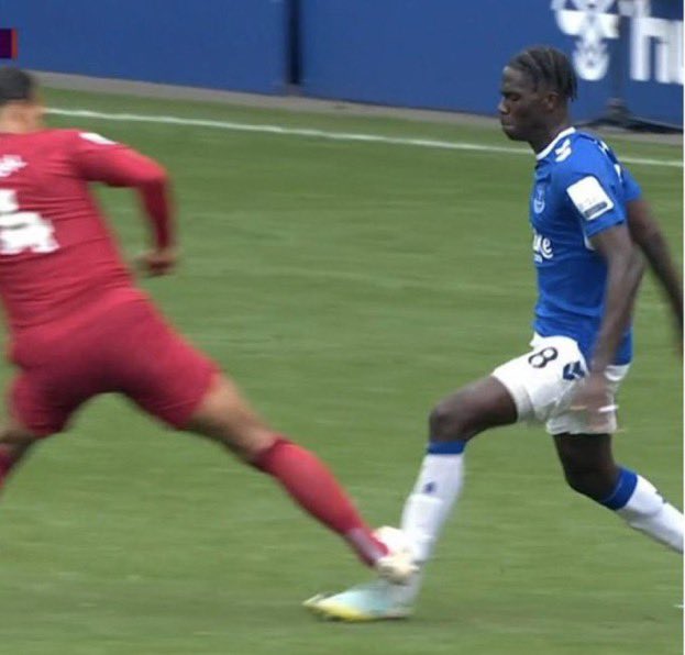 NilSatisNews's tweet photo. Red Card                                  Yellow Card https://t.co/Xx7Xl04OLy