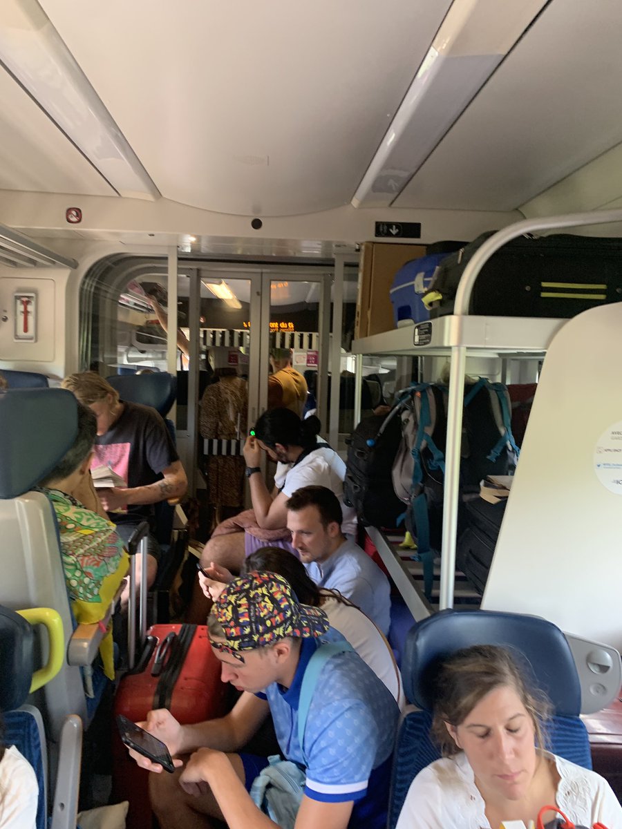 Payer son billet de train pour passer 2h de trajet sans place assise. Voitures sur-blindées. Contrôleur abonné absent. Encore un bel exploit de la #sncf. #champion