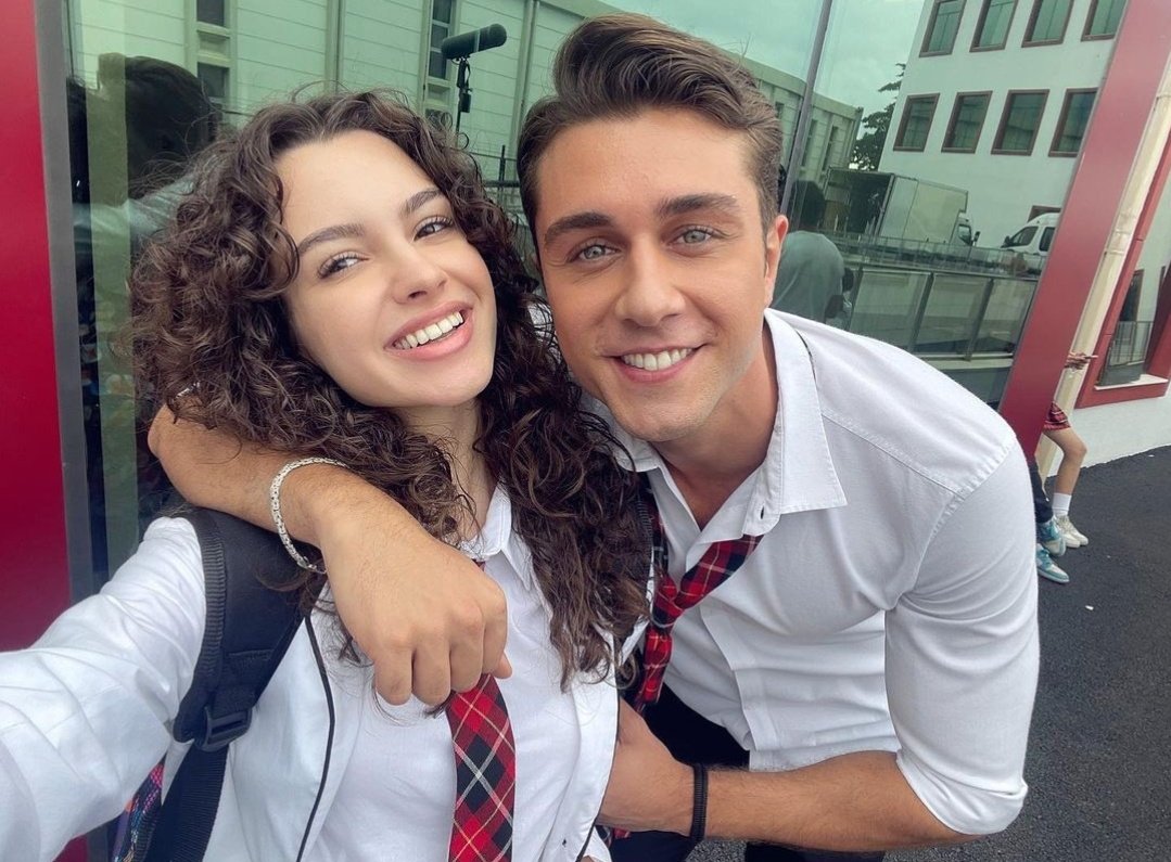 mydiziworld's tweet photo. 📸 Selfie time: Su Burcu Yazgı Coşkun &amp; Onur Seyit Yaran 💥

📍#Kardeşlerim tonight at 20.00 on ATV🎬 https://t.co/u9z8CVBUJN