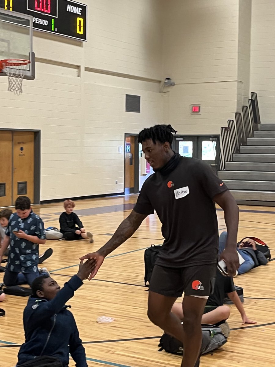 What do you do when you come home after signing you first professional contract with the ⁦<a href="/Browns/">Cleveland Browns</a>⁩? Well if you are ⁦@DBSZN_⁩ , you come back to ⁦⁦<a href="/indiancreekmid/">Paul the Panther</a>⁩ and give back and share your story.