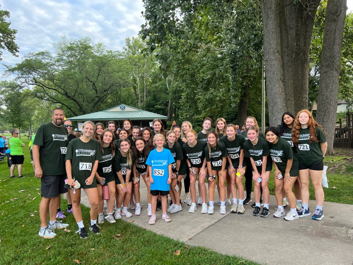 WawaseeAthletic's tweet photo. Shoutout to Wawasee Volleyball!

No games this weekend, so what do they do….give back to our local communities by participating in the “Outrunning Hunger 5k”
Just one of the many service project they along with all of our athletic teams will do this year!
#WeAreWawasee https://t.co/nPrflHdg1k