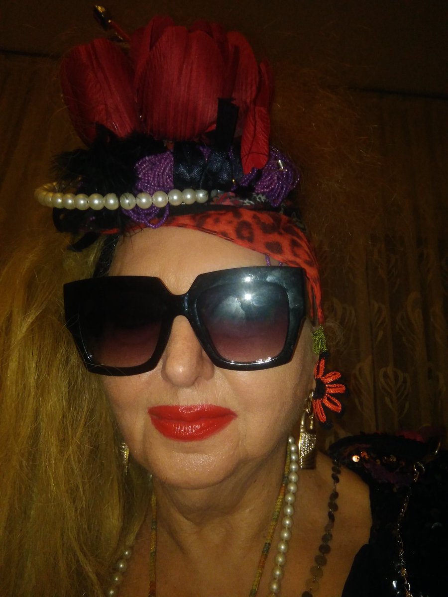 TÜRKİYE FUTBOLU MİLLİ TAKIM Vatandaş  olmayan  kişilerin takıma alínmalarını  yanlış buluyorum TÜRKİYE MİLLİ OLMAYA ÇOK ÖNEM VERİR Durum GERDEK GECESİ GELİNİN KOYNUNA YABANCI Birini koyup SABAH  esas DAMADA MİLLİ OLDUN demeye benziyor.MEZOPOTAMYA  -MOK MİMAR TÜLAY ŞANLITÜRK♥️♥️♥️