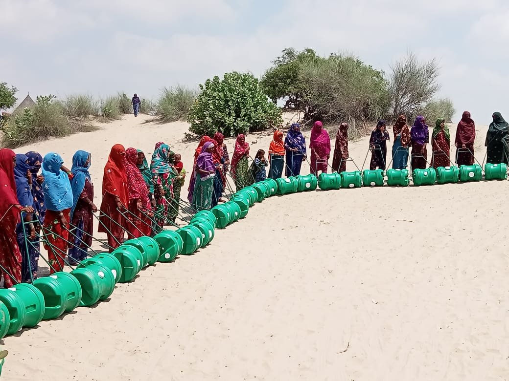 SRSO_Official's tweet photo. SRSO Sanghar Office distributed 62 H2O Wheels among communities of 2 Villages ; Char and Asroie in district Sanghar with the support of #Tayyaba Organization. #philanthropy #H2Owheels #comeforward #TogetherWeCan #flashflooding #helpingothers #letsdonate #helpandsupport #H2O https://t.co/7vbF2O3VMd
