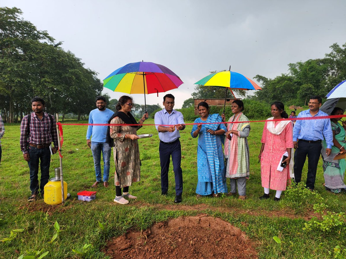 मुख्यमंत्री श्री<a href="/HemantSorenJMM/">Hemant Soren</a> मनरेगा अन्तर्गत लंबित योजनाओं को पूर्ण करने एवं मानव दिवस सृजन में आवश्यक प्रगति के प्रति गंभीर हैं। इस आलोक में <a href="/DDC_Ranchi/">DDC Ranchi</a> ने  मनरेगा अंतर्गत संचालित विभिन्न योजनाओं का अनुश्रवण किया और साथ- साथ अन्य योजनाओं की विस्तृत समीक्षा कर जानकारी ली गई।