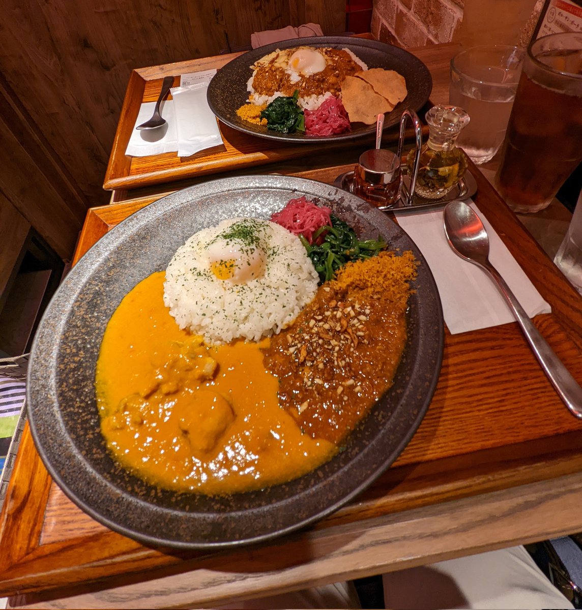 Y69108377's tweet photo. 東京駅で前から気になっていたカレーを夕食に。チキンとキーマのあいがけ、美味しくいただきました🍛
#恋とスパイス #新宿中村屋 #キーマカレー #チキンカレー https://t.co/qjkvrhxqJN