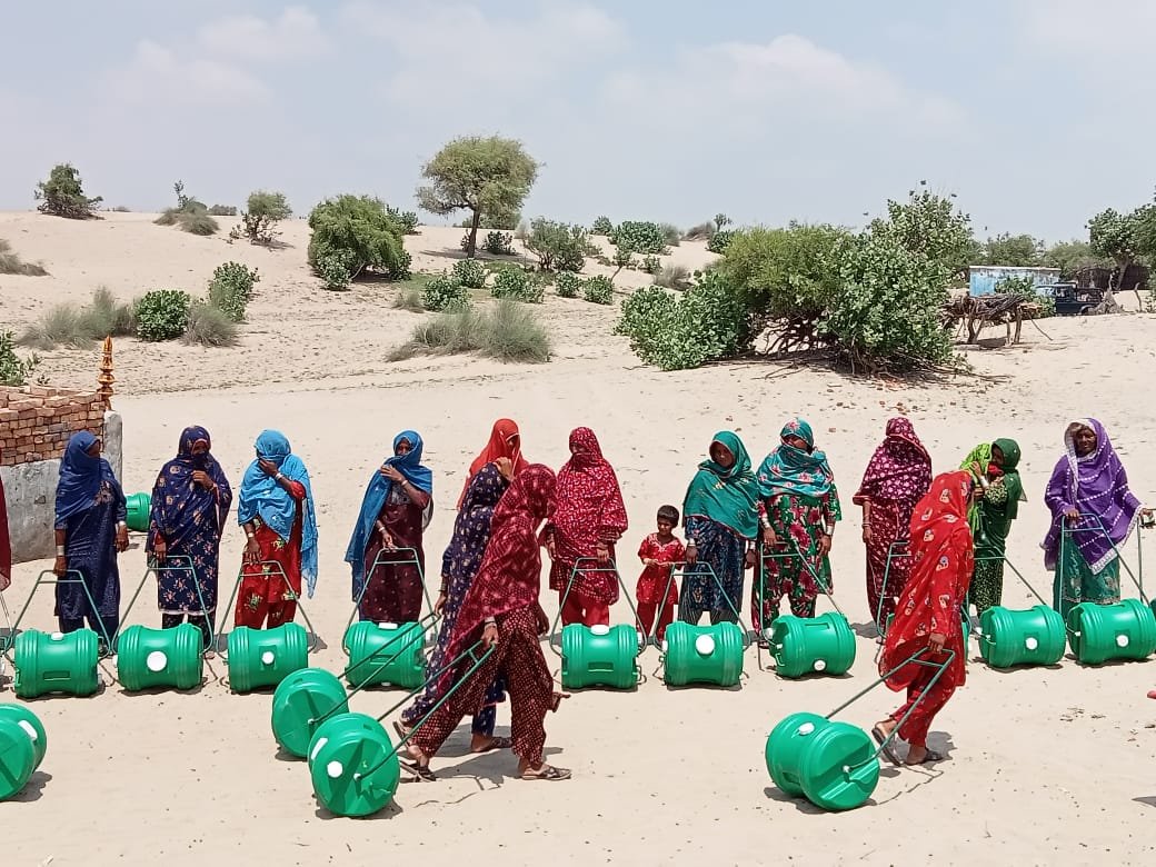 SRSO_Official's tweet photo. SRSO Sanghar Office distributed 62 H2O Wheels among communities of 2 Villages ; Char and Asroie in district Sanghar with the support of #Tayyaba Organization. #philanthropy #H2Owheels #comeforward #TogetherWeCan #flashflooding #helpingothers #letsdonate #helpandsupport #H2O https://t.co/7vbF2O3VMd