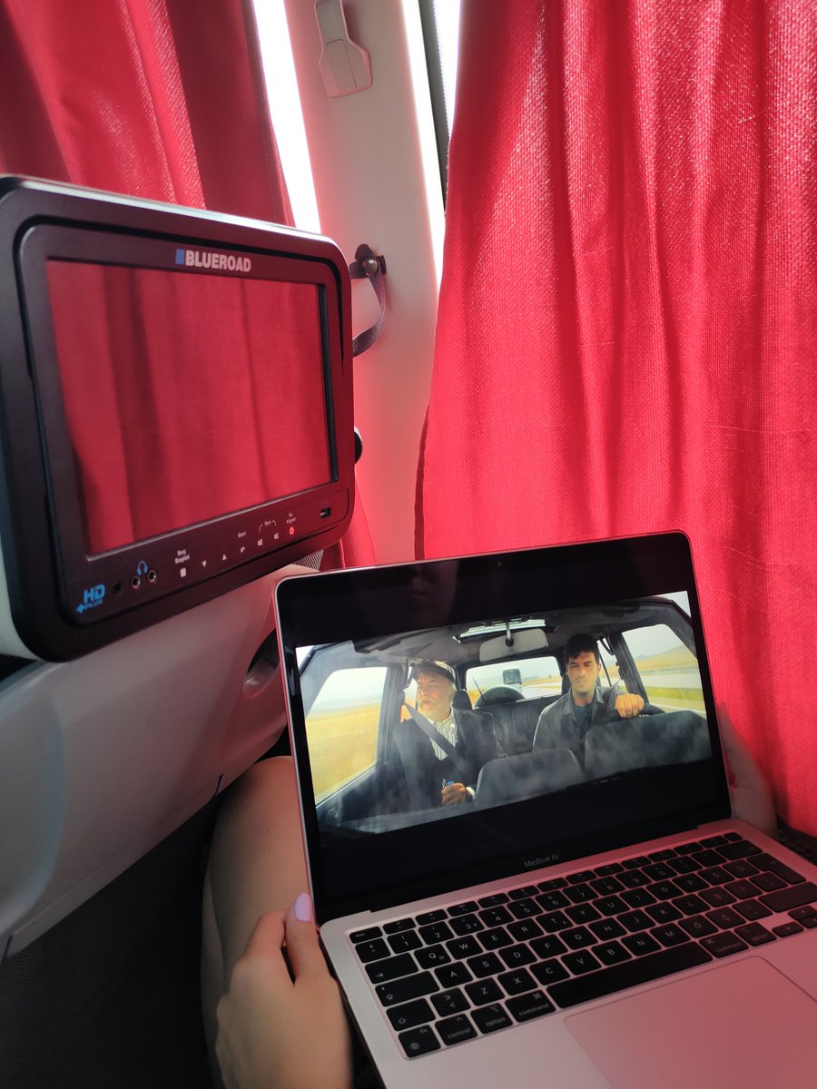 Eskiden otobüse binince soldaki ekran için kulaklık istiyorduk, hatta asılı oluyordu koltukta. Şimdi sağda ki gibi netflix,
Nerdeeen nereye, Nerdeeen nereye