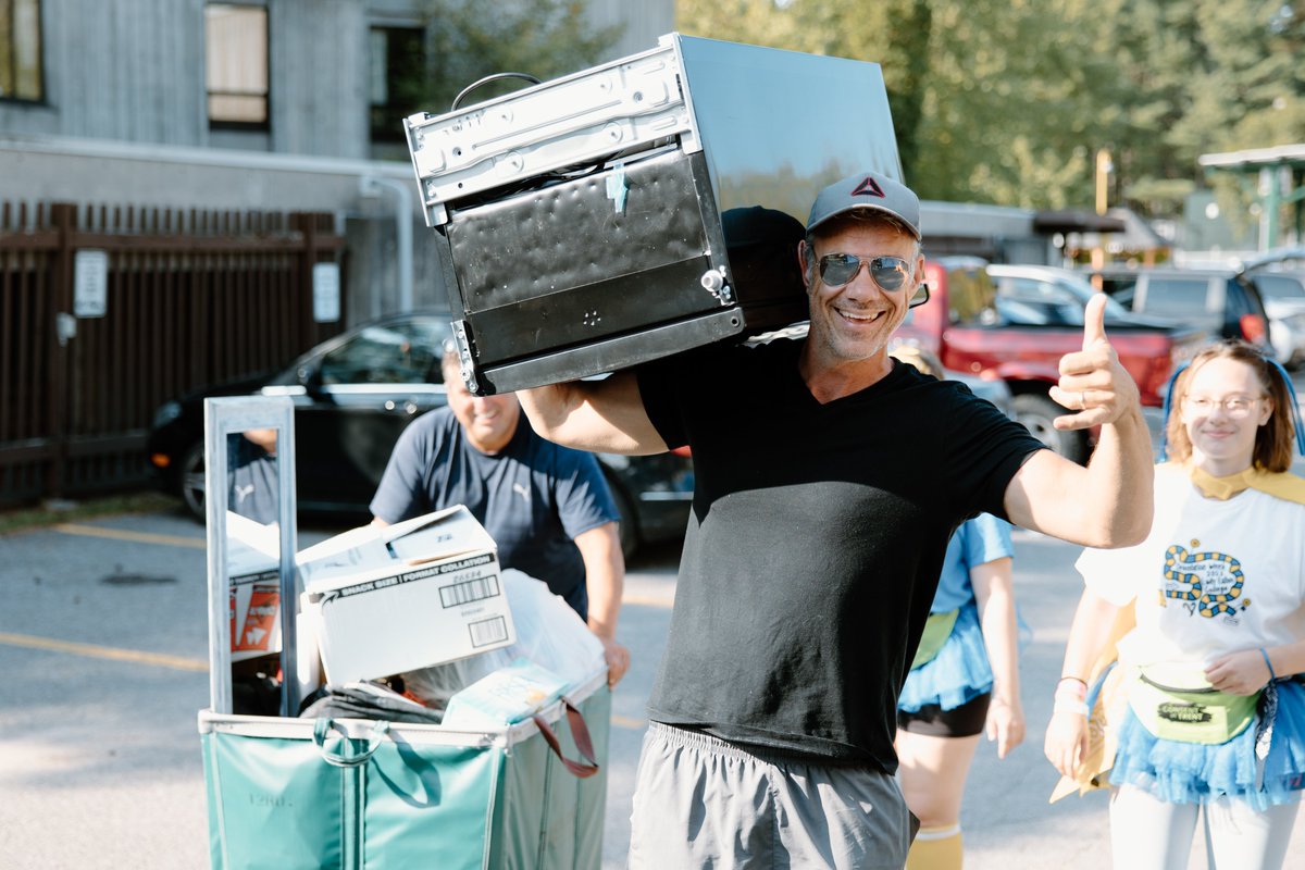 TrentUniversity's tweet photo. Welcome to #TrentU! Students and their supporters are arriving on campus and the energy is electric⚡️ our helpful staff from housing and the colleges are ready to get you moved into your new home at Trent. https://t.co/tU4jxXlT5T