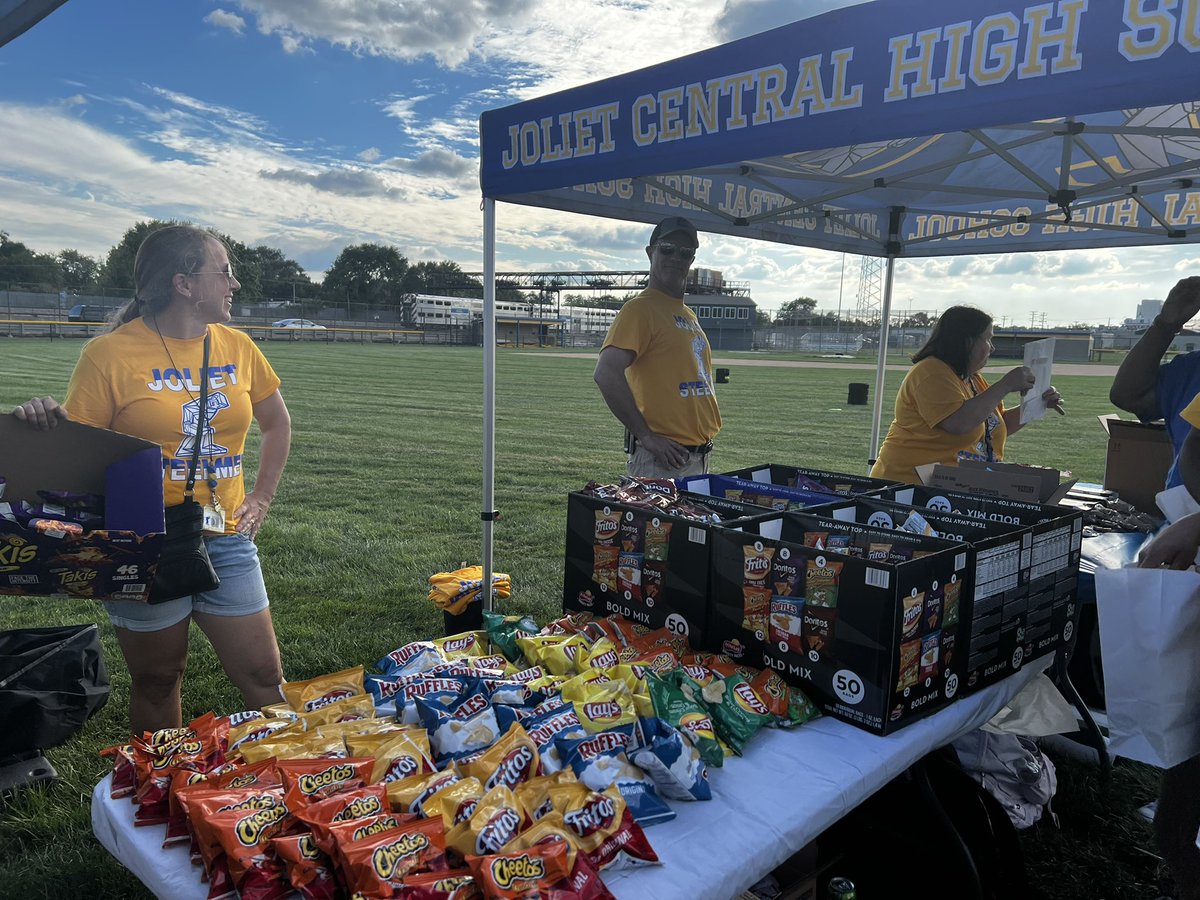 SteelmenPoms's tweet photo. When you have the BEST AD & principal ever!!! #tailgatewithus #goldout 💙💛 https://t.co/Dz0Nm191Sl