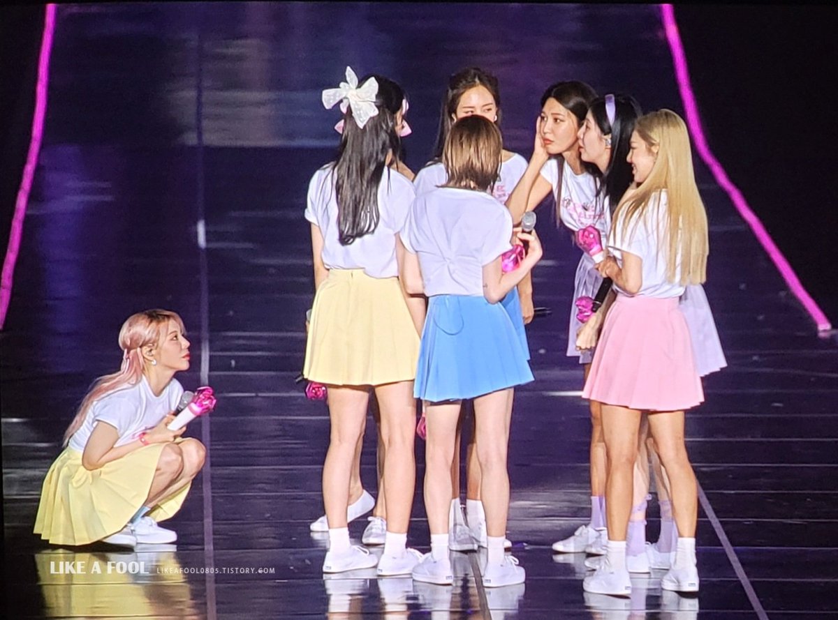 like_a_fool_'s tweet photo. 기염둥이들 회의중💗 https://t.co/oVHCVHf8Z8
