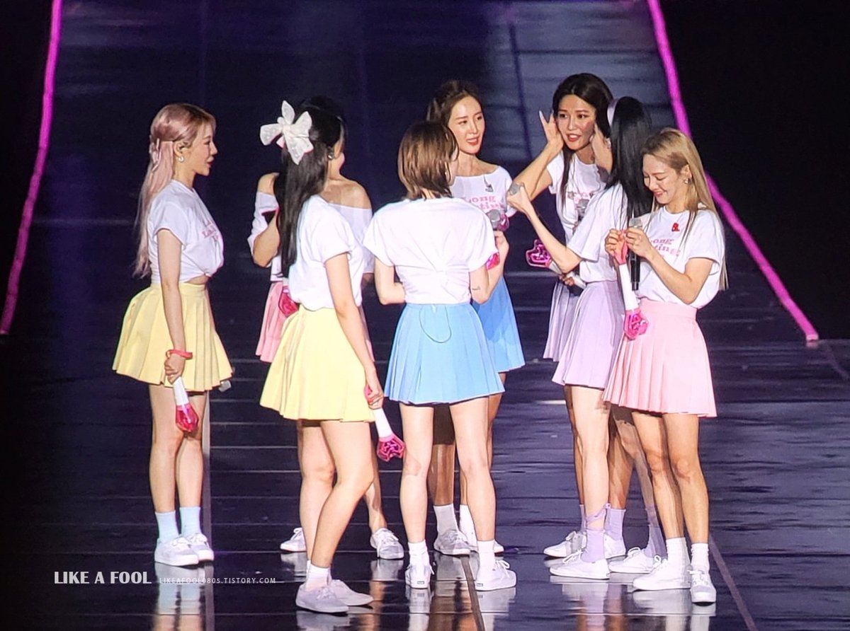 like_a_fool_'s tweet photo. 기염둥이들 회의중💗 https://t.co/oVHCVHf8Z8