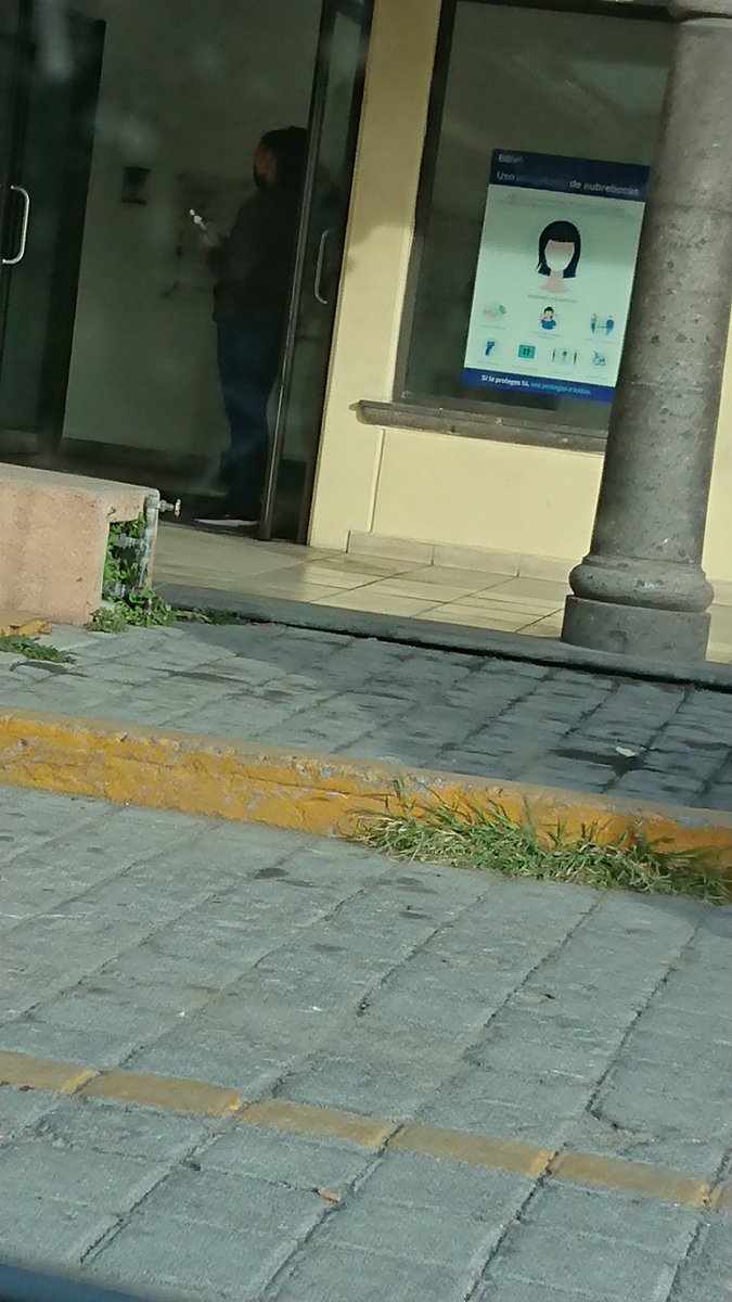 ooscarpr's tweet photo. BBVA México en la sucursal pueblo nuevo,qro, hay personas a la entrada ofreciendo alcohol gel,pero hoy no abren y no tienen uniforme,serán delincuentes? https://t.co/Jnf89vugB0