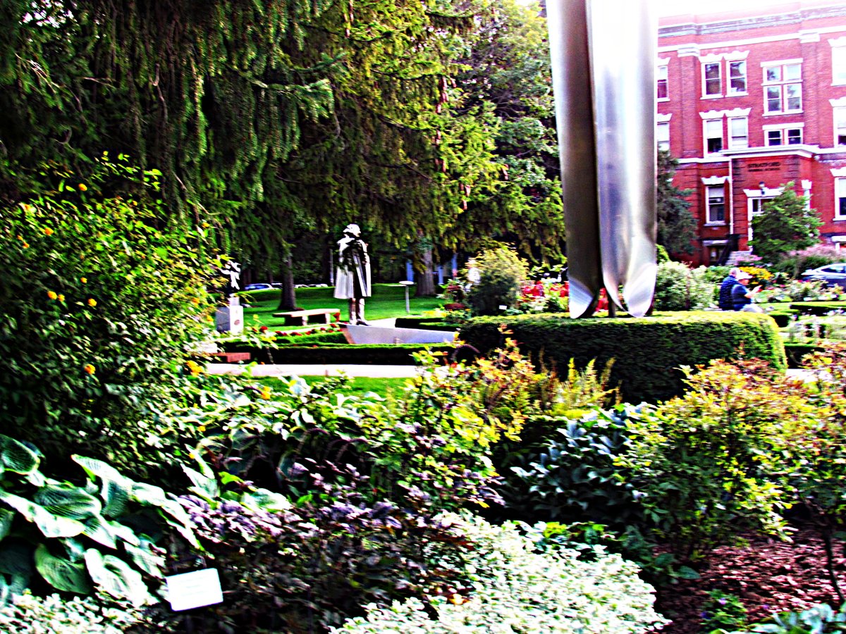SwitchboardDon1's tweet photo. @stratfest enjoying the gardens before the show, #TheMiser https://t.co/smxkdFmGqF