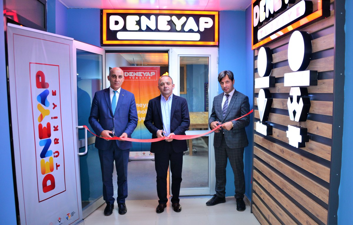 ArdahanValiligi's tweet photo. Ardahan #DenaYap Teknoloji Atölyesinin açılışı, Cumhurbaşkanımız Sn.@RTErdogan'ın video konferans yöntemiyle katılımı ile gerçekleştirildi.
Açılış kurdelesini kesen Valimiz @HuseyinOner29, atölyenin #MilliTeknolojiHamlesi yolunda ülkemiz için hayırlı olması temennisinde bulundu. https://t.co/oTcMoFL5PS
