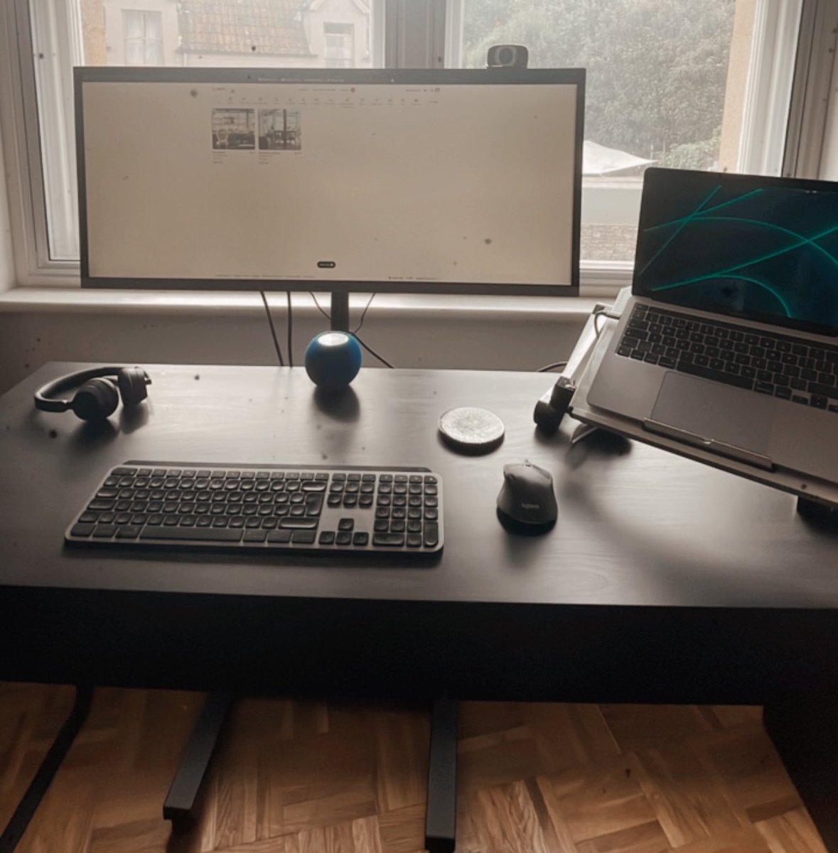 pianoman_85's tweet photo. FINALLY got a stand for my big ass monitor. I can’t tell you how happy this bit of extra desk space makes me. #simplethingsforsimpleminds https://t.co/uUxYU23nYP
