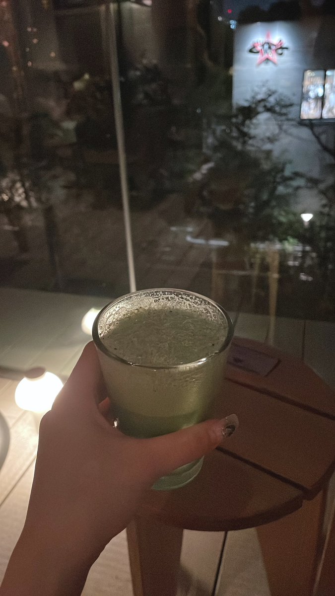 A_champ_'s tweet photo. 念願の初リベラ✨すごい行列😌
んでさ、中目黒のスタバって通常のメニュー無いのね😂
　
#リベラ
#格闘技をする意気込みで肉を喰らう
#奥からこちらを見つめるのは島田紳助と長瀬智也 https://t.co/u57DRsSgdL