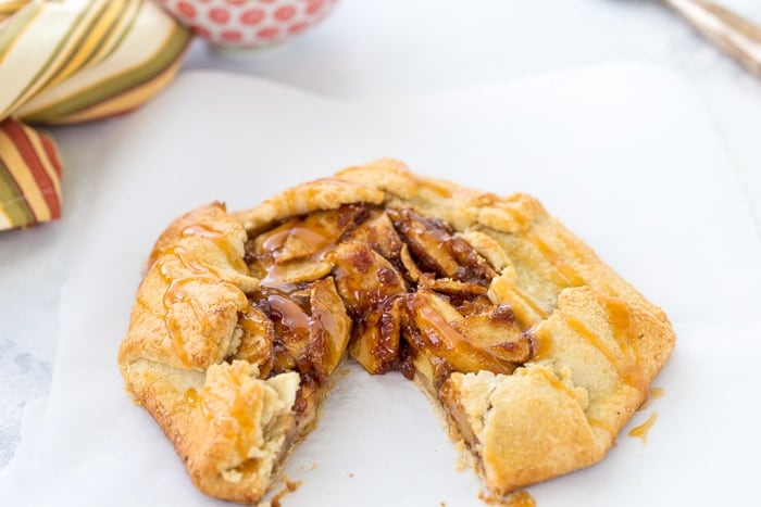 aclassictwist's tweet photo. Apple pie is a classic, but Rustic Apple Galette with Caramel Sauce is a new level of deliciousness. It's made with a buttery crust folded over the apples and baked until golden brown.
Recipe- https://t.co/gVQAmGrtJ8
#aclassictwist #fallflavors #dmvbaker #foodblogger #foodie https://t.co/4QN7JSOcVV