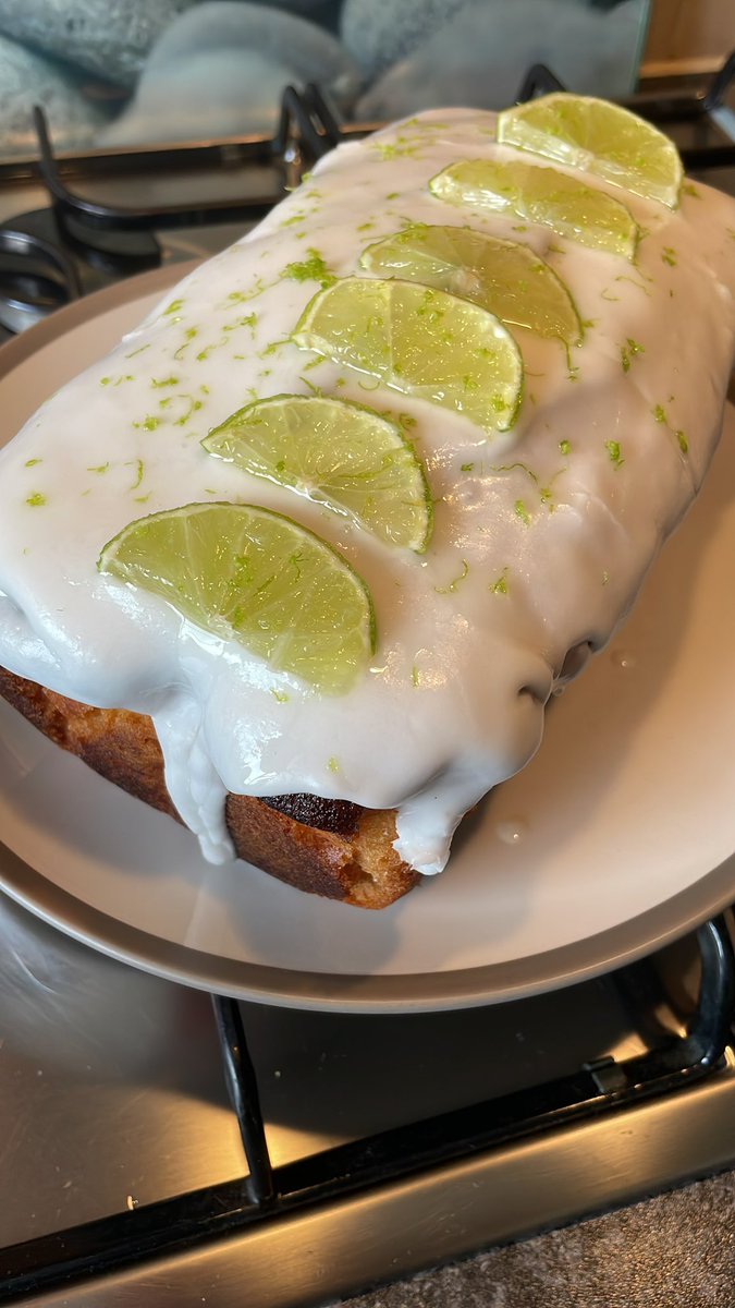floasis82's tweet photo. #gin &amp; tonic cake…. Might have got a bit heavy handed with the #gin 😳😂#SaturdayVibes #baking #cake https://t.co/K37Qvvc3hL