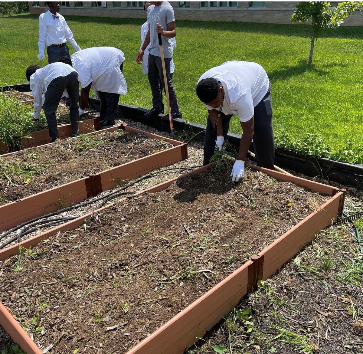 FCPSKY's tweet photo. Let's get growing! 🌱 Scholars in the Greenhouse Technology course at Carter G. Woodson Academy are starting the year off on a green note as they work in the hydroponic container farm and prep raised flower beds for fall gardening! #FCPSKY #AgForAll https://t.co/ziSmm5LedU