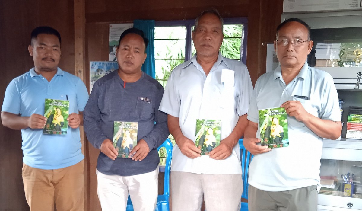 Thadou_TLF's tweet photo. TLF in khangthah ho dinga kisodoh "Thadou Joldei Thusim Bu" sodoh khatna (1st edition) a dinga copy 1000 chu akijohchai toh lhonnin tunin sodoh nichanna dingin copy 1000 mama akihomdoh kit tan ahi.

Khangthah ho dinga kihilna thusim bu phatah hung hiteihen. https://t.co/MHLhlkzBaQ