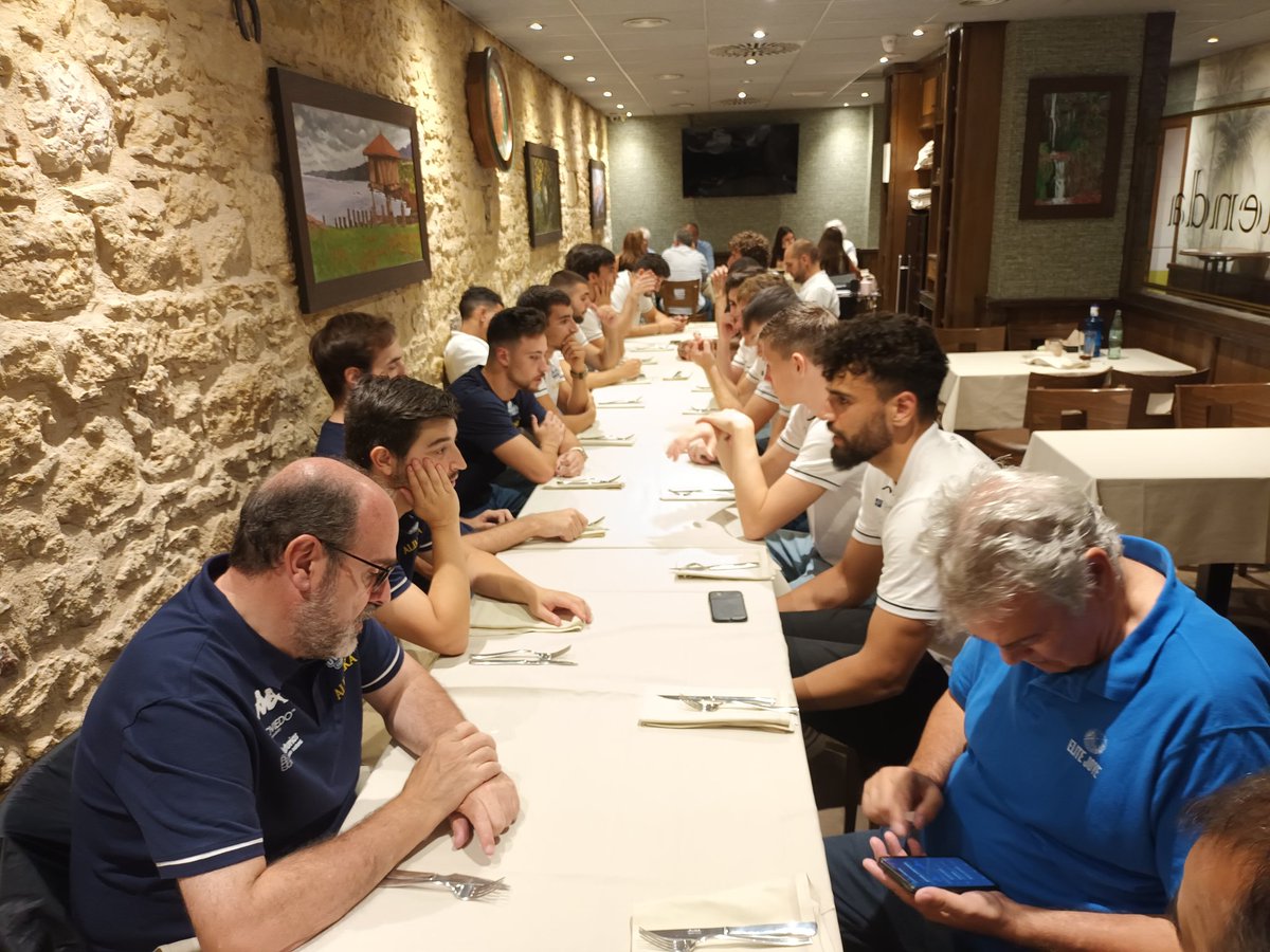 oviedocb's tweet photo. ¡Primera semana de trabajo terminada! 

Tras el entreno hemos aprovechado para conocer las sidrerías de la calle #Gascona y hemos disfrutado de la hospitalidad de @MComtienda en La Ruta de los vinos. 

El lunes, vuelta a la pista. 

#yosoyocb
#alimerkaocb https://t.co/84nnUkNEK6
