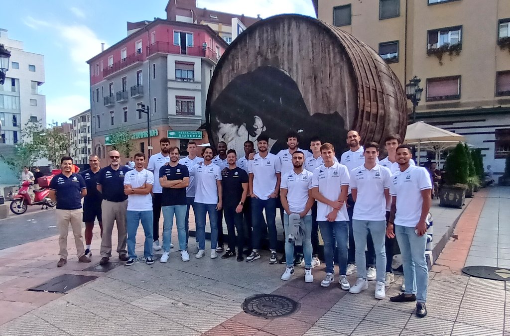 oviedocb's tweet photo. ¡Primera semana de trabajo terminada! 

Tras el entreno hemos aprovechado para conocer las sidrerías de la calle #Gascona y hemos disfrutado de la hospitalidad de @MComtienda en La Ruta de los vinos. 

El lunes, vuelta a la pista. 

#yosoyocb
#alimerkaocb https://t.co/84nnUkNEK6