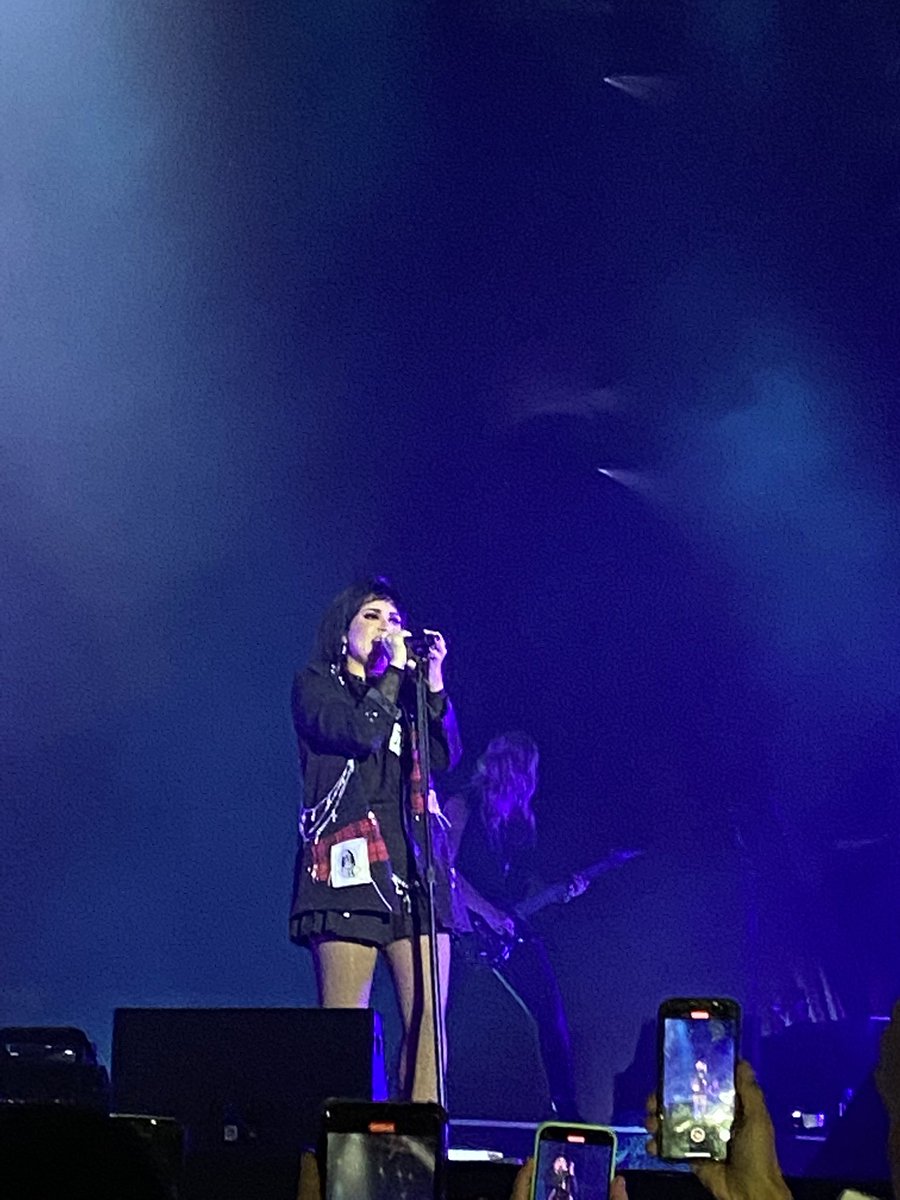 ddlovette's tweet photo. I love you @ddlovato 🤍 https://t.co/MP0JZNhZFq