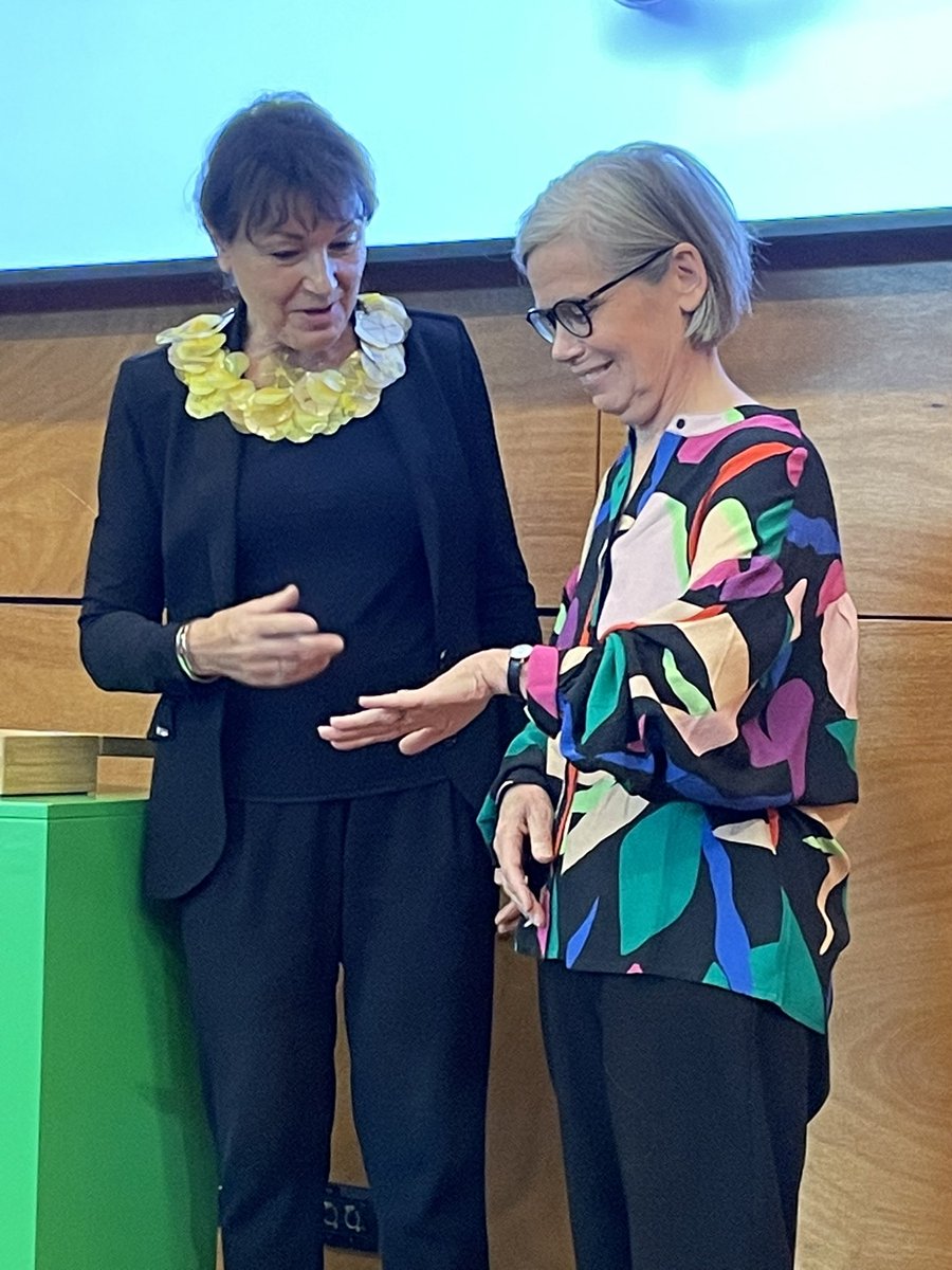 carinreinders's tweet photo. #Wilhelminaring prijsuitreiking @CODAapeldoorn ; Lily vd Stokker met ring ontworpen door Gesine Hackenberg https://t.co/JpQkC1bKPl