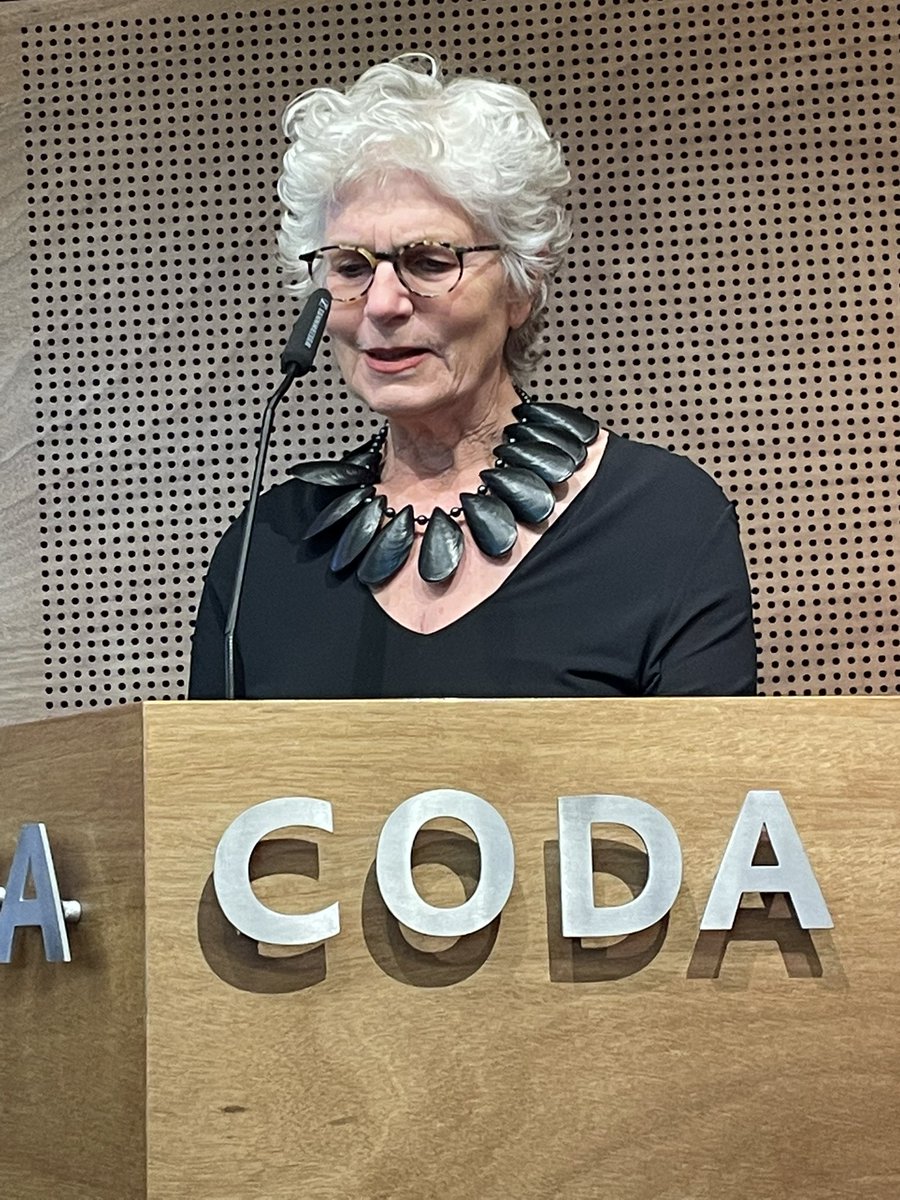 carinreinders's tweet photo. #Wilhelminaring prijsuitreiking @CODAapeldoorn ; Lily vd Stokker met ring ontworpen door Gesine Hackenberg https://t.co/JpQkC1bKPl