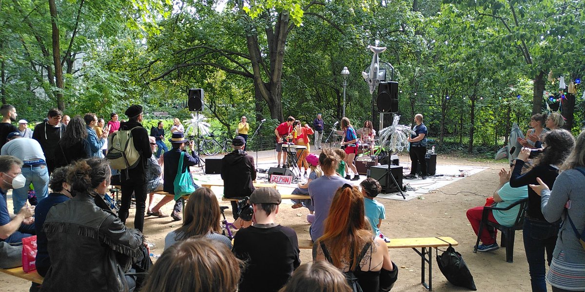 DasselVon's tweet photo. Der Pankeparcour läuft auf vollen Touren! Musik, Kunst, Zauberei auf 9 Bühnen! Und natürlich das legendäre Badeentenrennen ab 17.00 Uhr von der Soldiner Straße. Wie immer umsonst und draußen und mit viel Unterstützung der Wirtschaftsförderung Mitte!  https://t.co/2CAqAcOTlZ https://t.co/6dH3q8mMia