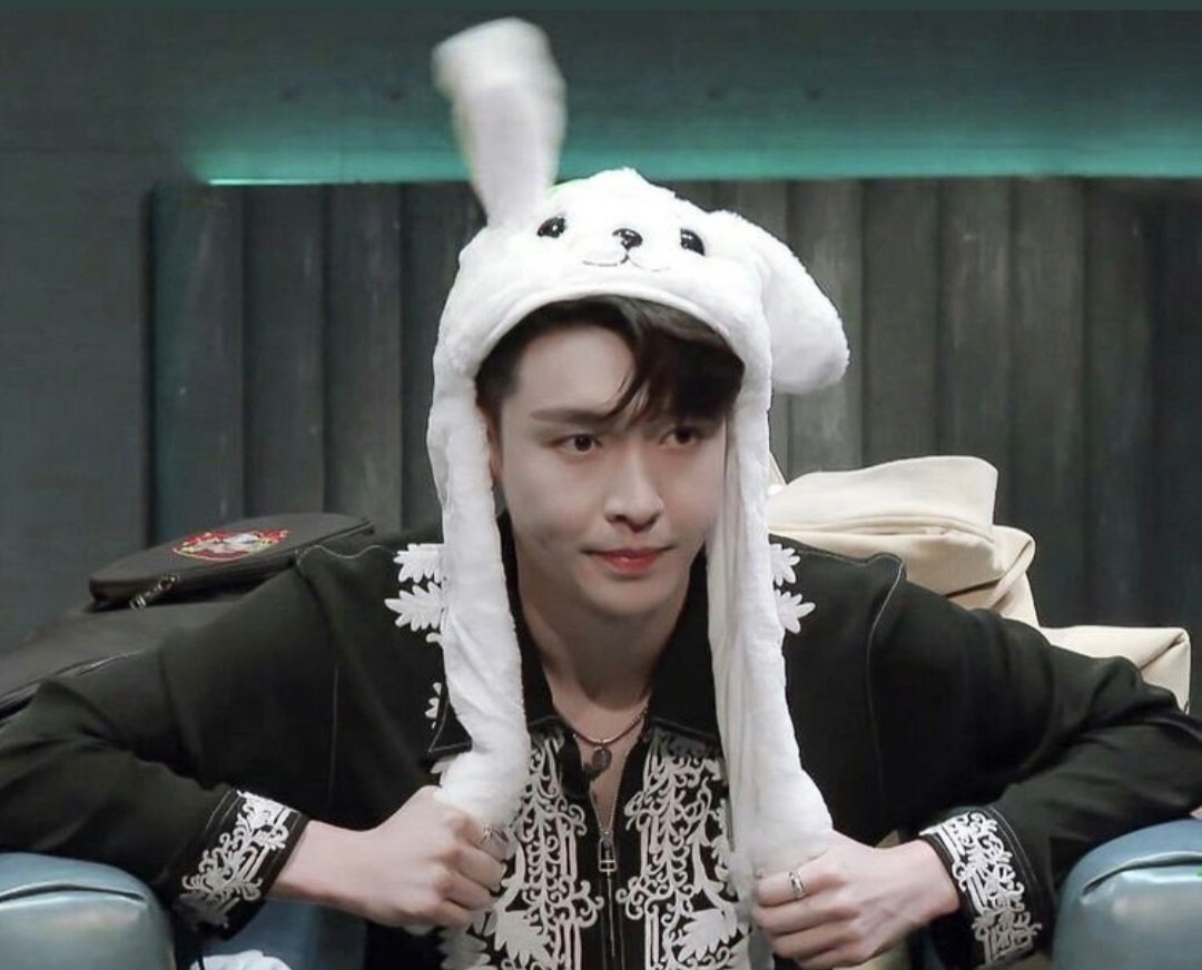 Loey_6198's tweet photo. اگ تا فردا برسم ب عدد مقدس نود میدم
@weareoneEXO 
@layzhang @B_hundred_Hyun https://t.co/0j8s4UOjFr