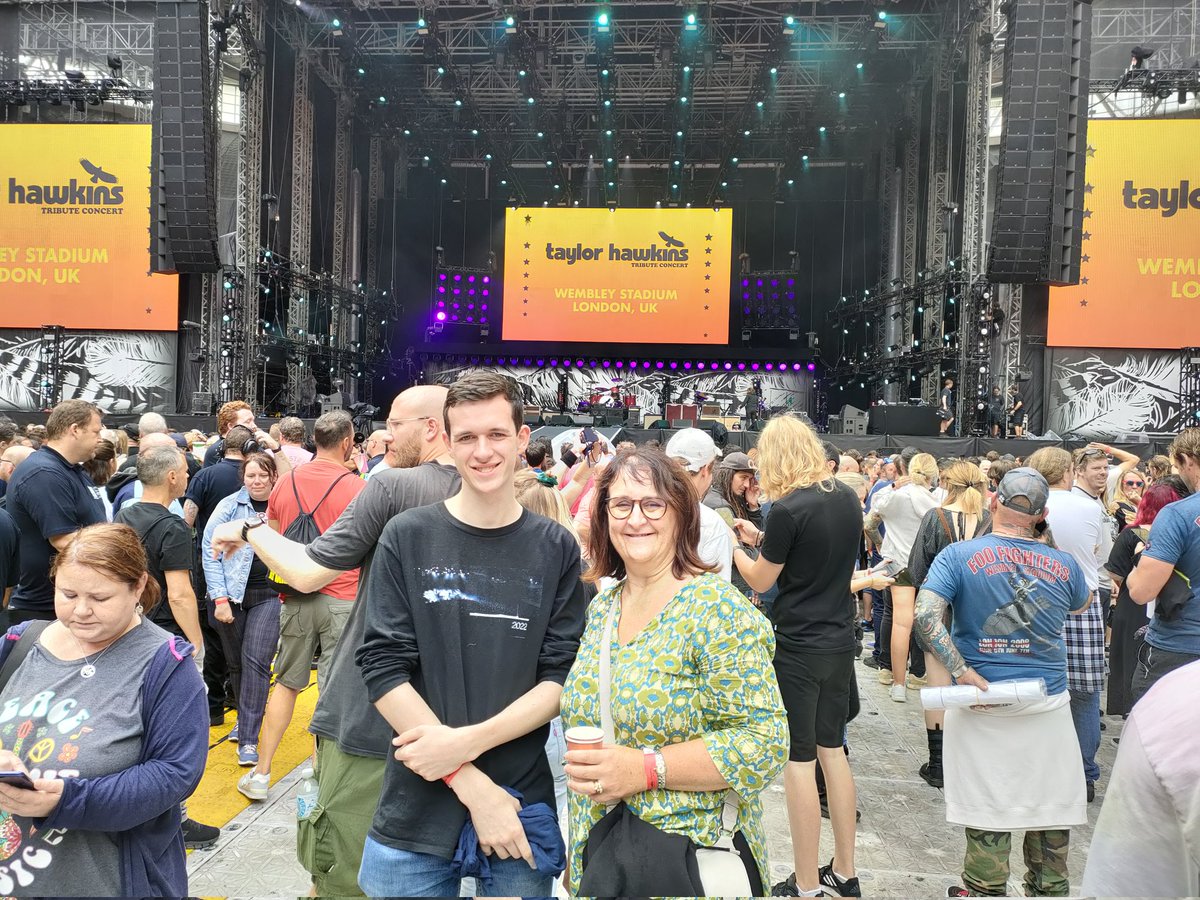 Wissworld's tweet photo. In the pit and oh so excited #taylorhawkinstribute https://t.co/dntaZdBEJN