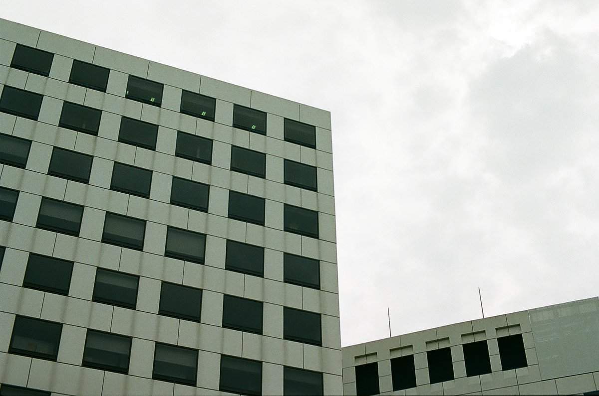 slamlime's tweet image. ビルを🏢📸
#Nikonf2 
#kodakultramax400
#cplfilter
＃チャンプカメラ
#85mmf2