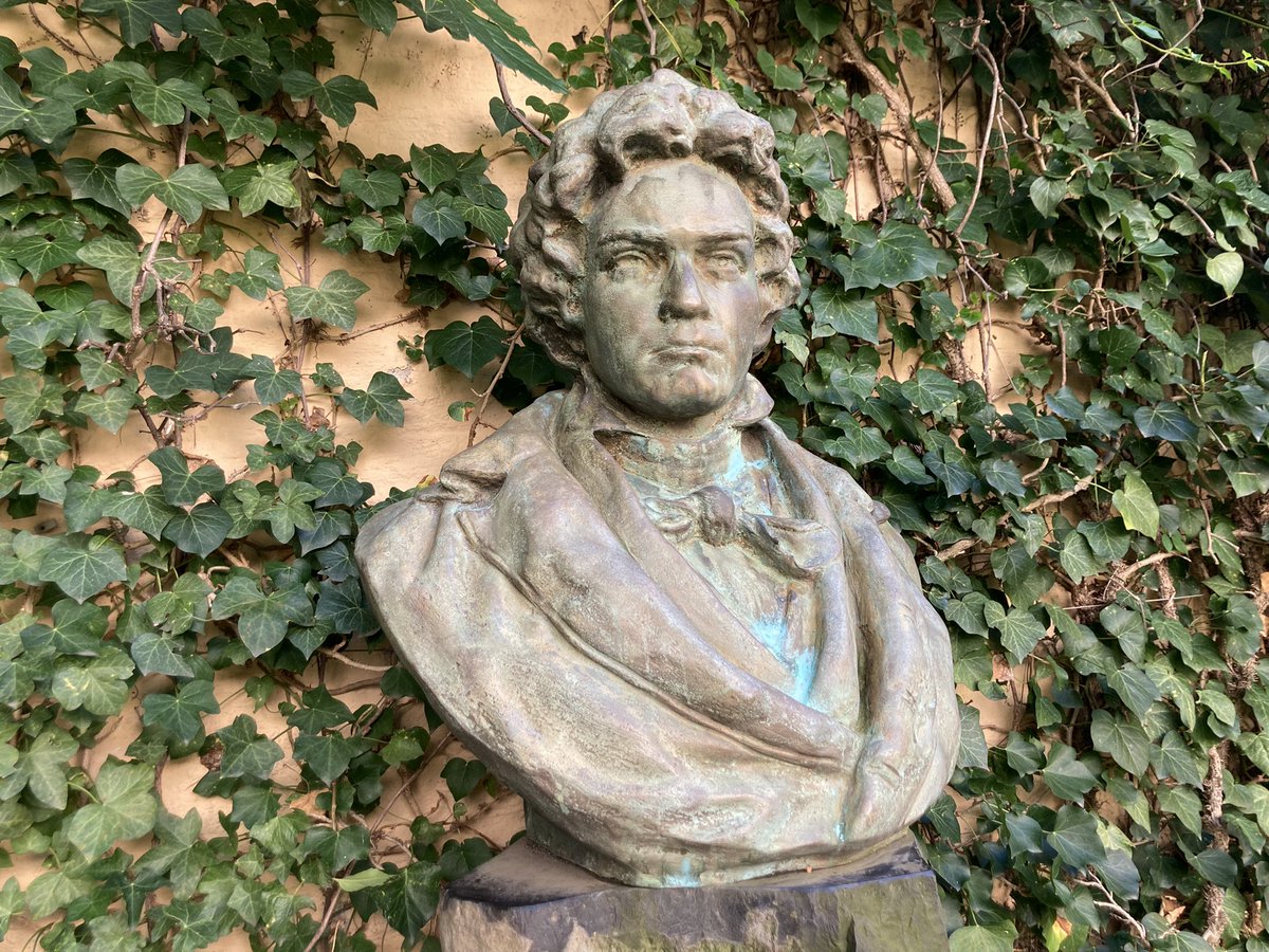 euro_tour's tweet image. 午後から日帰りでボンへ。
本日の風景より③
一枚目は、ベートーヴェン記念碑。二枚目・三枚目は、ベートーヴェン・ハウス(生家)。内部は撮影禁止でした。