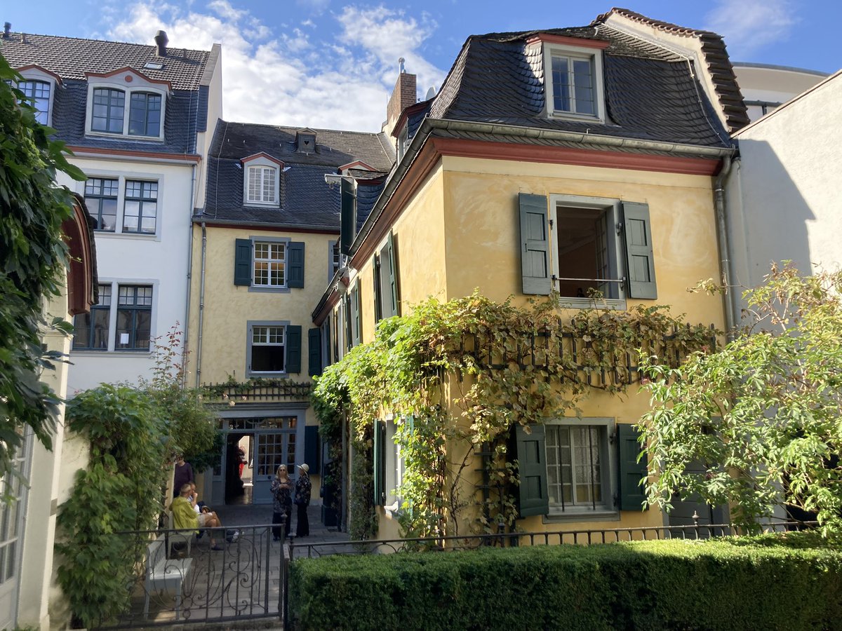 euro_tour's tweet image. 午後から日帰りでボンへ。
本日の風景より③
一枚目は、ベートーヴェン記念碑。二枚目・三枚目は、ベートーヴェン・ハウス(生家)。内部は撮影禁止でした。