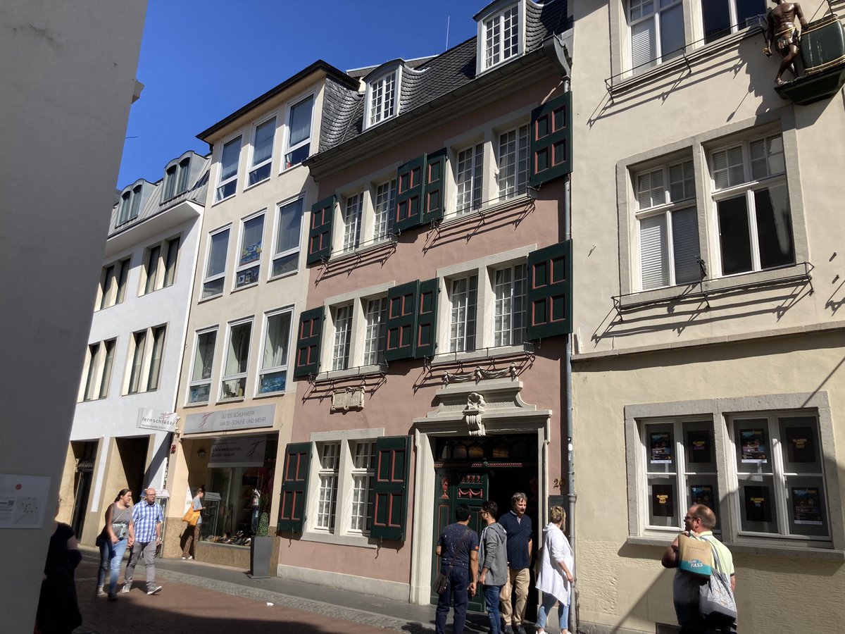 euro_tour's tweet image. 午後から日帰りでボンへ。
本日の風景より③
一枚目は、ベートーヴェン記念碑。二枚目・三枚目は、ベートーヴェン・ハウス(生家)。内部は撮影禁止でした。