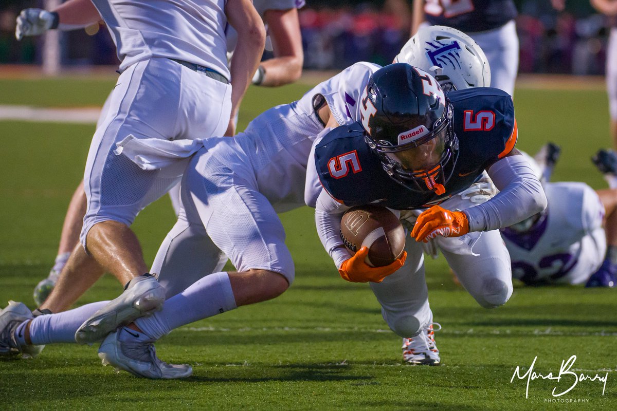 MarcBarryPhoto's tweet photo. Coach Munoz has things going for the Heritage War Eagles football team. A hard fought win with a game sealing interception brings their record to 2-0 for the first time since 2012.
#OurStandard #WeSoar
@war_heritage @WarEaglesFB @RogersHeritage https://t.co/rapb7LSZve
