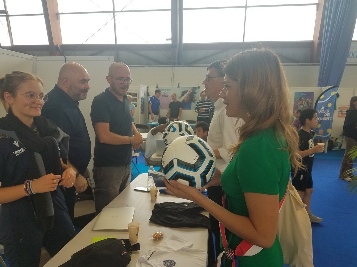 hpmelone's tweet photo. 🙏 aux associations sportives pour leur dynamisme &amp; leur investissement quotidien.
L'occasion d'échanges très riches entre les acteurs du monde associatif et les élus locaux.
Bonne rentrée sportive à toutes et à tous!
#BourglaReine
#TerredeJeux2024
#VilleActiveEtSportive
👇 https://t.co/UcHOtQYwhA
