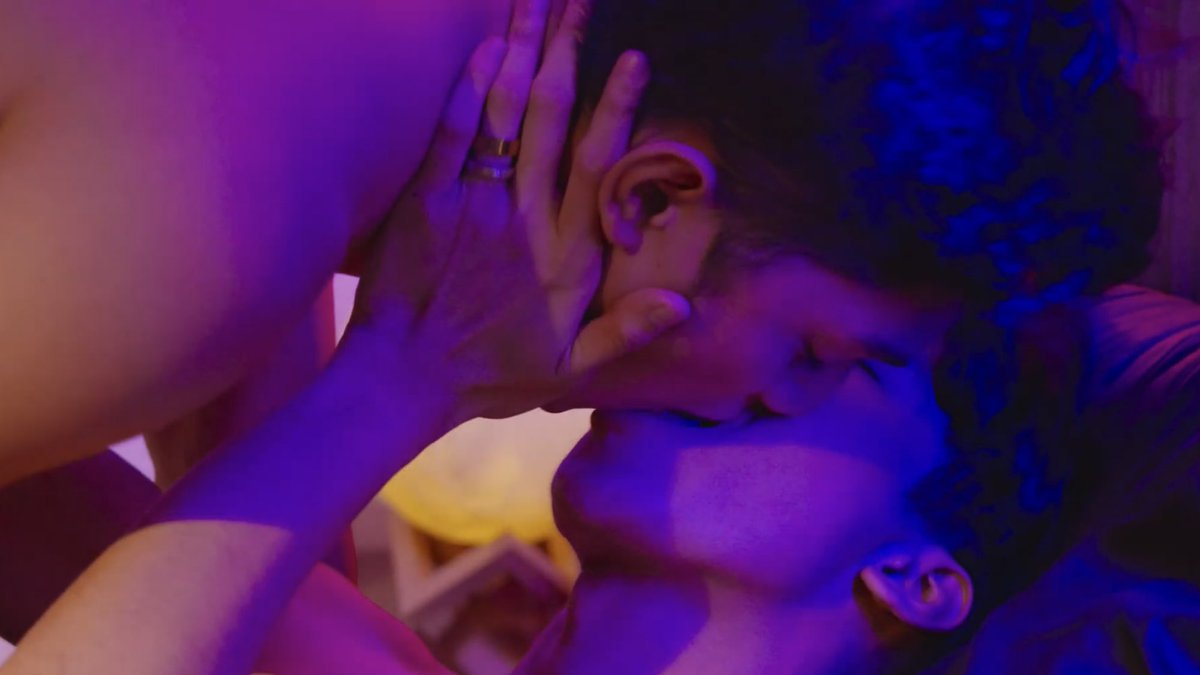 Disponível o trailer de #TieTheNot, nova série da Oxin Films.

🔗 youtu.be/TLtdNfSbHx8

Um rapaz nunca teve tempo pro amor por trabalhar como motorista de noivas. Até que um dia conhece um homem que está prometido em casamento a uma mulher e se apaixona.