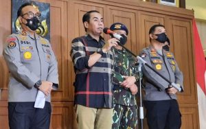 Penampilan Brigjen Andi Rian Djajadi (Dirtipidum Bareskrim <a href="/DivHumas_Polri/">Humas Polri</a>) keren! 👏👍 Tp, menurut penyidikan netizen +62, ditemukan:

Baju putih: Rp. 7 jt.
Baju hitam: Rp. 12 jt.
Jam tangan: Rp. 250 jt.
Cincin Safir biru: Rp. 1,2 m.

Bapak Kapolri <a href="/ListyoSigitP/">Listyo Sigit Prabowo</a>: apakah betul?🙏