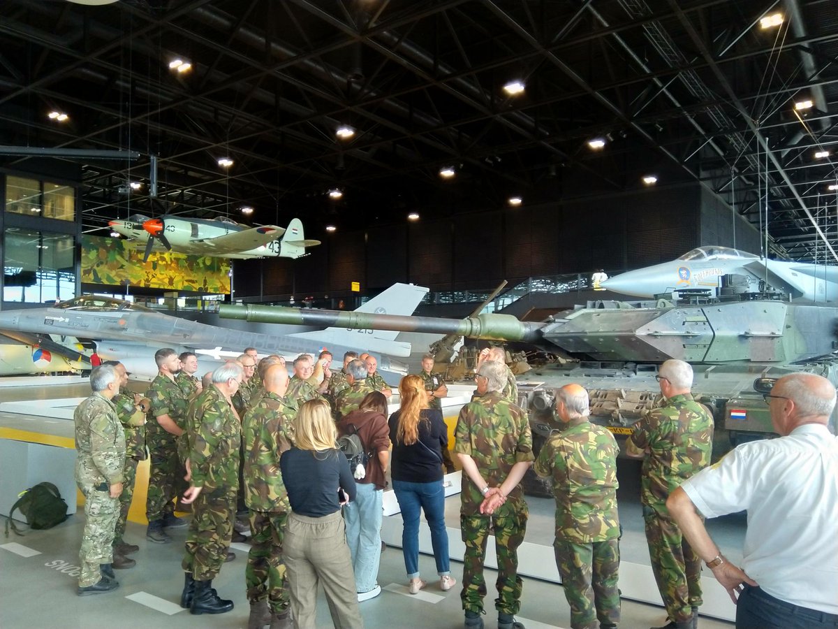 Op een bijzondere wijze hebben wij kennisgemaakt met het Nationaal Militair Museum. Een toelichting over het gehele planvormingsproces door architect Van Wageningen. Daarna een presentatie door de conservator en tot slot een toelichting op diverse objecten door de eindgebruiker!