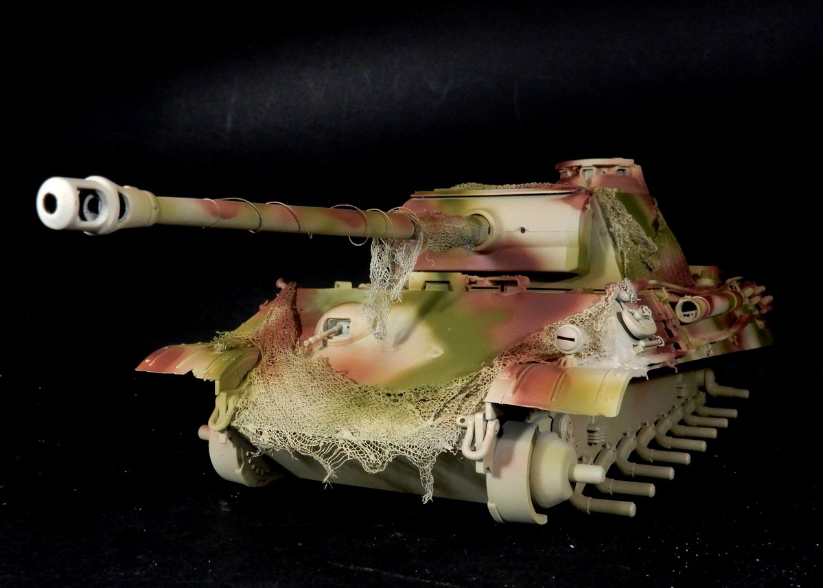Yoshi84525254's tweet image. 【PantherG 進捗9】
迷彩入れました😇
偽装樹木を考慮したパターンを考えたんですけど・・・ちょっと不味かったかなぁ😆💦
使用色はグリーンがXF-81＋XF3　ブラウンがXF-79
何れもタミヤアクリルです。
#タミヤ　#パンター　#PantherG #戦車模型
