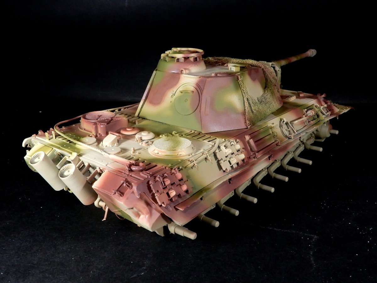 Yoshi84525254's tweet image. 【PantherG 進捗9】
迷彩入れました😇
偽装樹木を考慮したパターンを考えたんですけど・・・ちょっと不味かったかなぁ😆💦
使用色はグリーンがXF-81＋XF3　ブラウンがXF-79
何れもタミヤアクリルです。
#タミヤ　#パンター　#PantherG #戦車模型