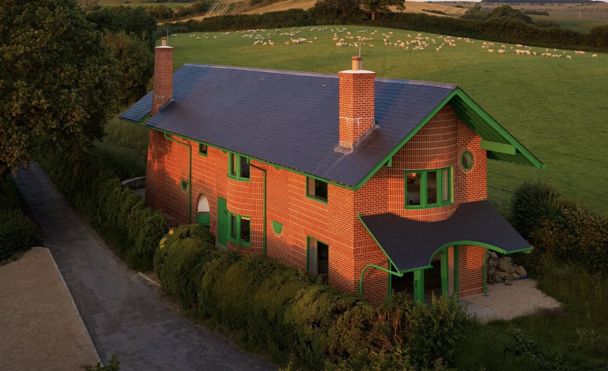 🤩😍🤩 Love this "eccentric" English house by <a href="/davidkohnarch/">David Kohn</a> –  dezeen.com/2022/09/02/red…(via @Dezeen)