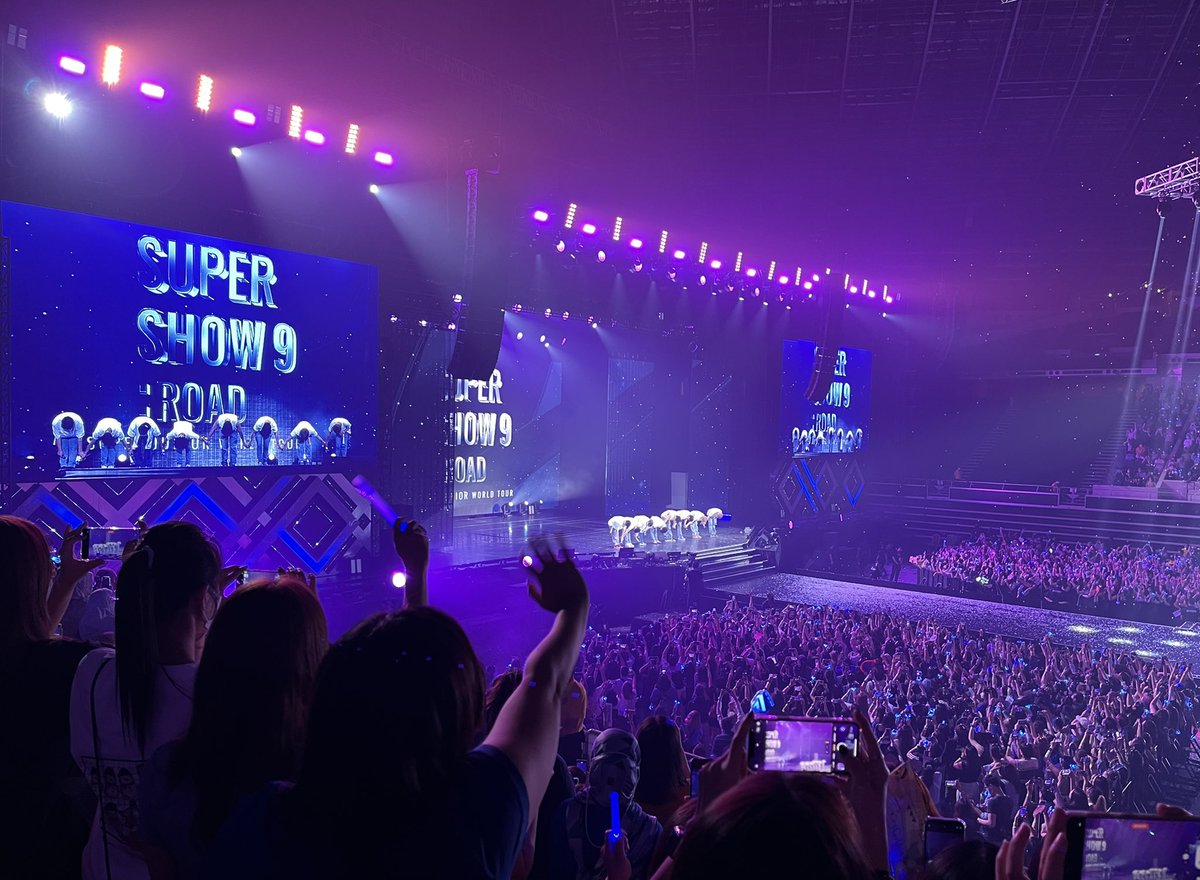 potato_cicada's tweet photo. Today felt really surreal. It’s like time stopped for me since 2020, and has started moving again after this super show. 
오빠들도 건강하고 앞으로 자주 만나자~ 항상 고맙고 사랑한다 💙 #SS9inSG https://t.co/MJCVrhLUFG