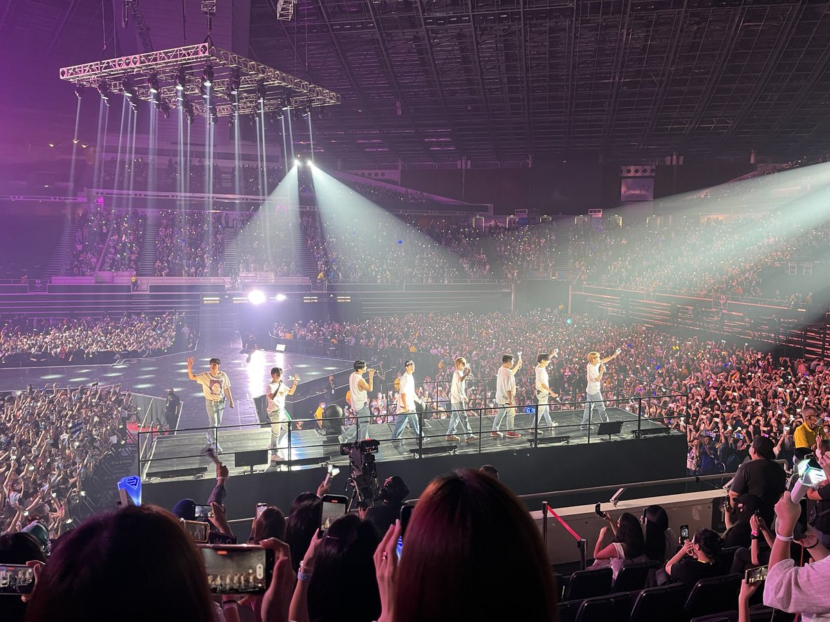 potato_cicada's tweet photo. Today felt really surreal. It’s like time stopped for me since 2020, and has started moving again after this super show. 
오빠들도 건강하고 앞으로 자주 만나자~ 항상 고맙고 사랑한다 💙 #SS9inSG https://t.co/MJCVrhLUFG