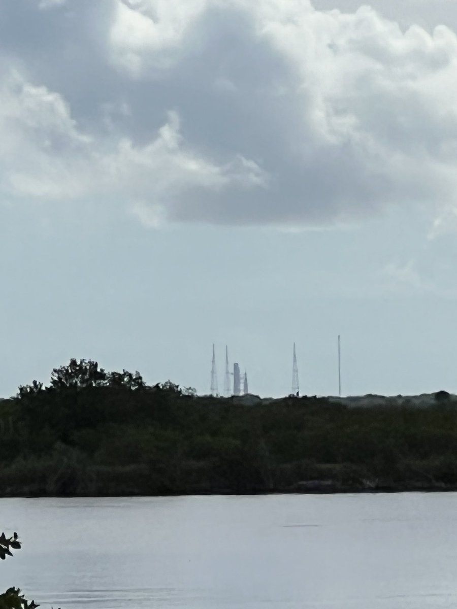 StevenNewser's tweet photo. Set up shop 10 miles from the #ArtemisLaunch https://t.co/jdJFtkaT5A