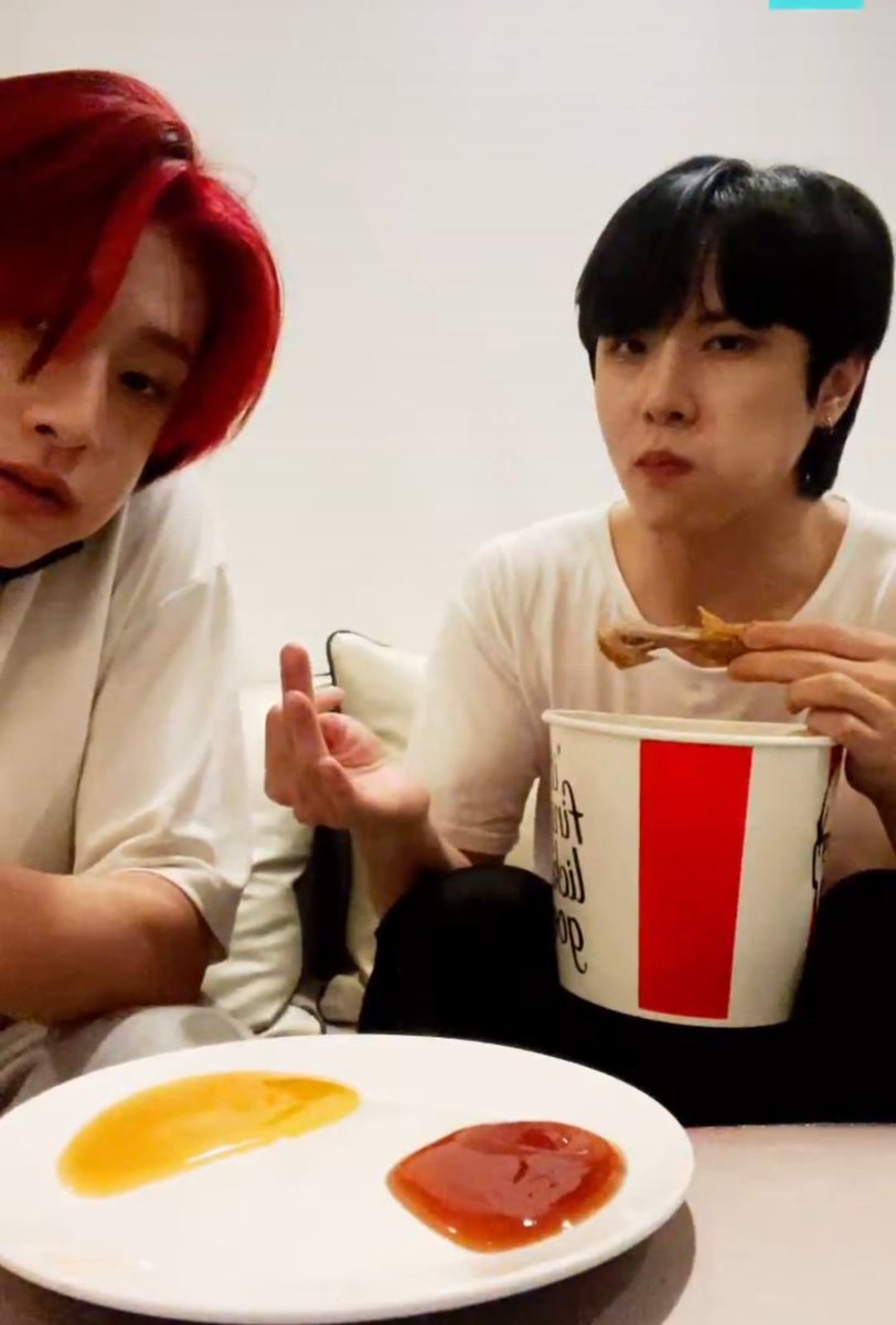 kdhdef's tweet photo. not at how yongha was the one who brought the chicken but now it's donghan who's eating it while yongha left 😭 https://t.co/RlQXkZQpIg