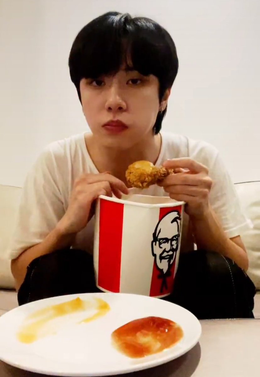 kdhdef's tweet photo. not at how yongha was the one who brought the chicken but now it's donghan who's eating it while yongha left 😭 https://t.co/RlQXkZQpIg