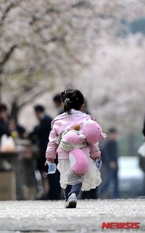 이사진 너무 좋아
저 비장한 뒷모습